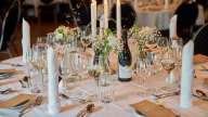 Daekket-bord-med-lys-og-glas-og-vin
