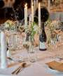 Daekket-bord-med-lys-og-glas-og-vin