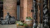 Hotel-comwell-h-c-andersen-odense-indgang_statue