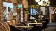 Hotel-comwell-h-c-andersen-odense-restaurant_borde_mobler_lampe