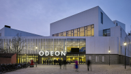 ODEONs facade om aftenen