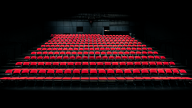 Røde sæder og stole i teatersalen i ODEON