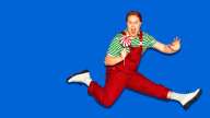 Lasse Madsen med overalls, hue og slikkepind