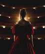 Billede af dronning margrethe med ryggen til i en teatersal