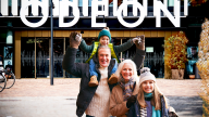 Bedsteforældre med børnebørn foran ODEON