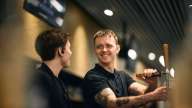 Bartendere i ODEONs bar, der sammen skænker fadøl