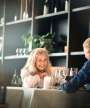 Par griner sammen i Restaurants Schiøtz i ODEON