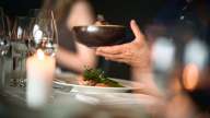 restaurant-schiotz_tallerken_mad_haender_lys_december_2023