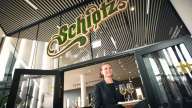 restaurant-schiotz_tallerken_tjener_glas_vin_camilla_facade_december_2023